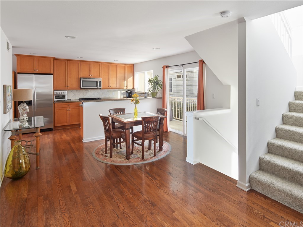 210 Whiting Street, Unit C El Segundo, CA 90245 - Photo 4 of 27 a kitchen with a table and chairs