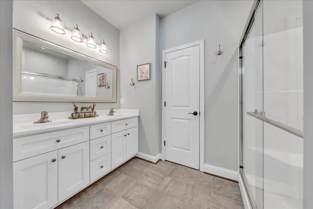 a view of a house with backyard