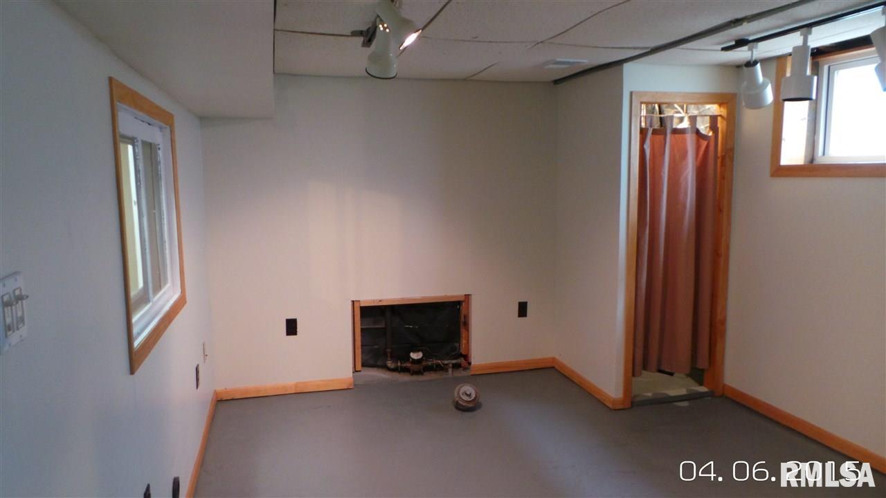 2716 Middle Road Davenport, IA 52803 - Photo 17 of 23 Gallery Image 17