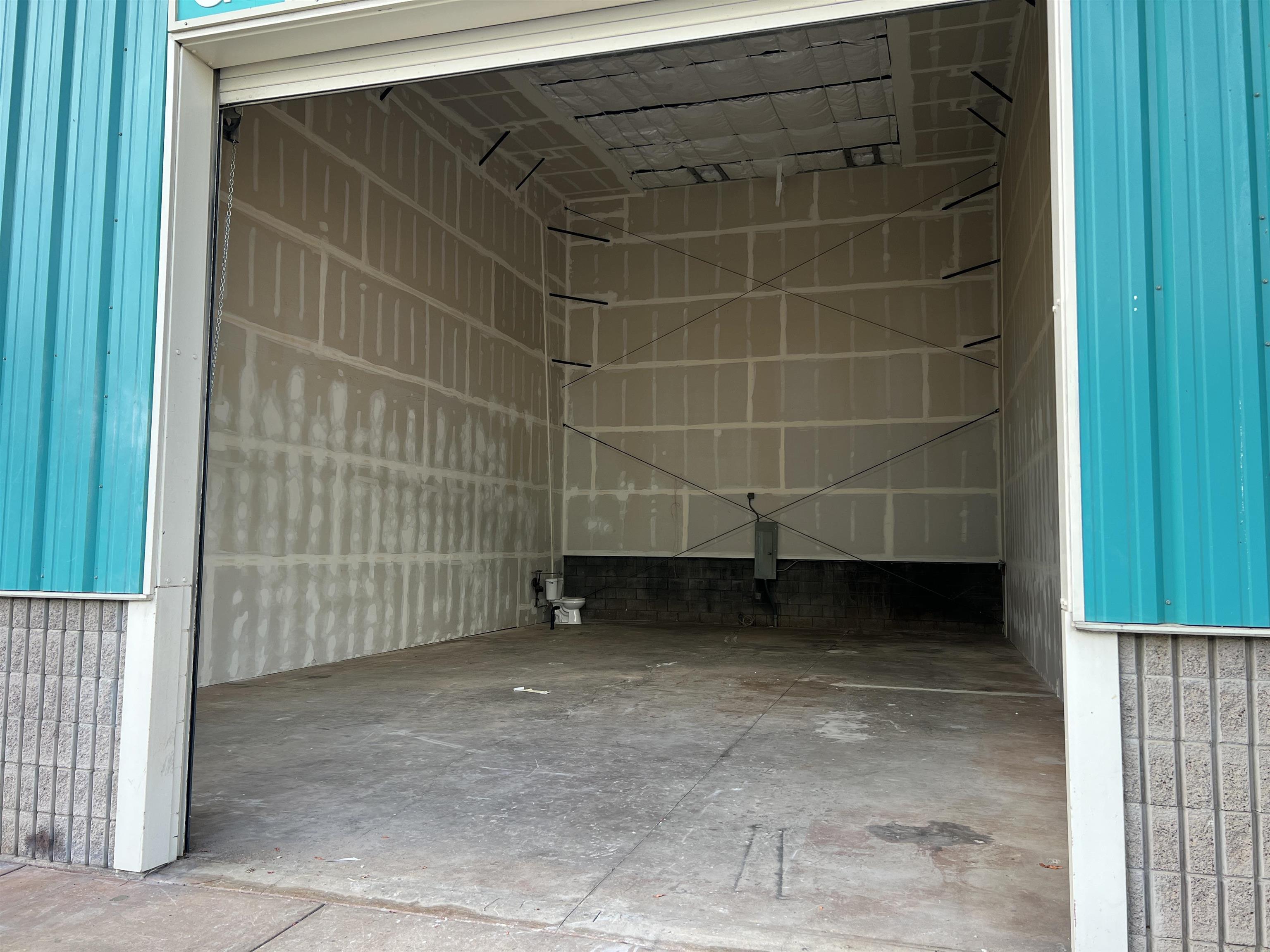 147 Kupuohi Street, Unit G3 Lahaina, HI 96761 - Photo 3 of 12 a view of a small room