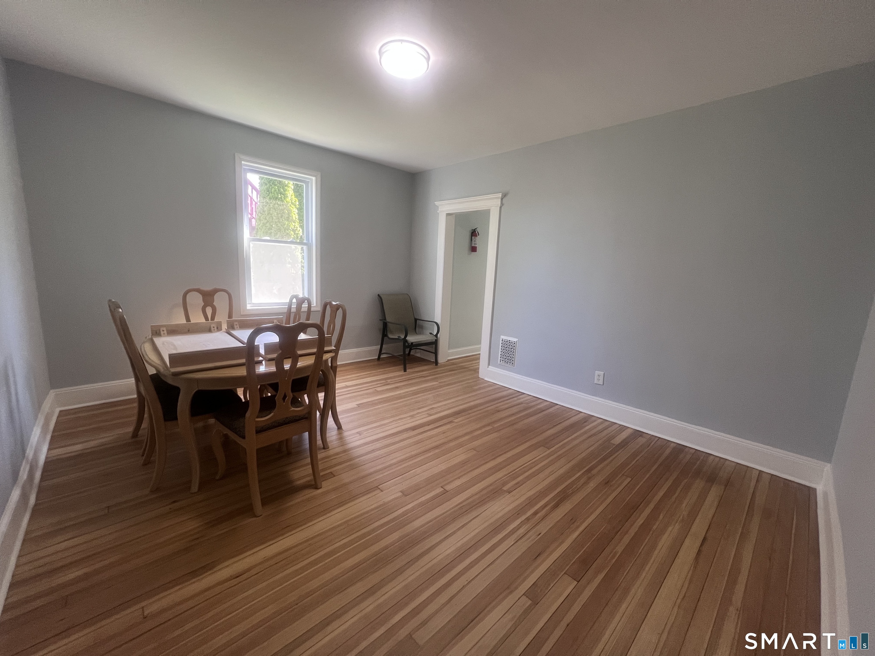 333 Ridgefield Avenue Bridgeport, CT 06610 - Photo 7 of 17 LIVING ROOM