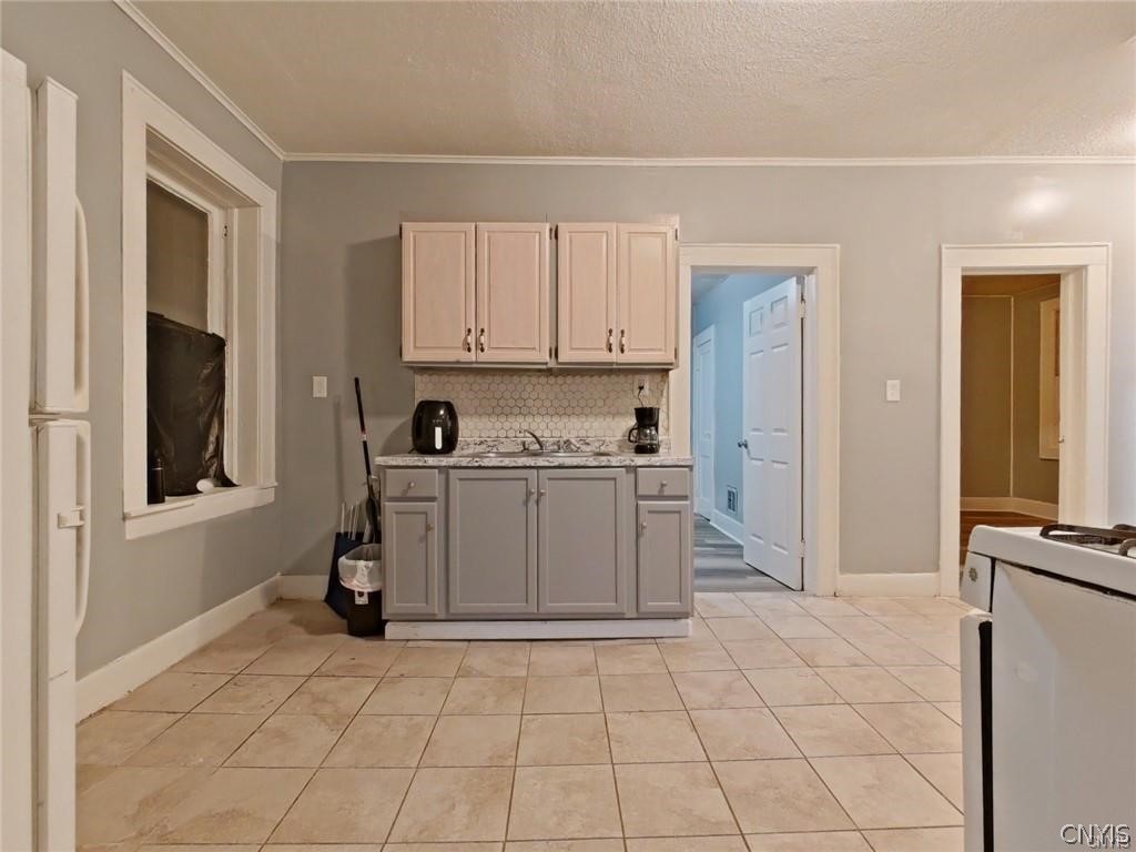 418 Bacon Street Utica, NY 13501 - Photo 7 of 48