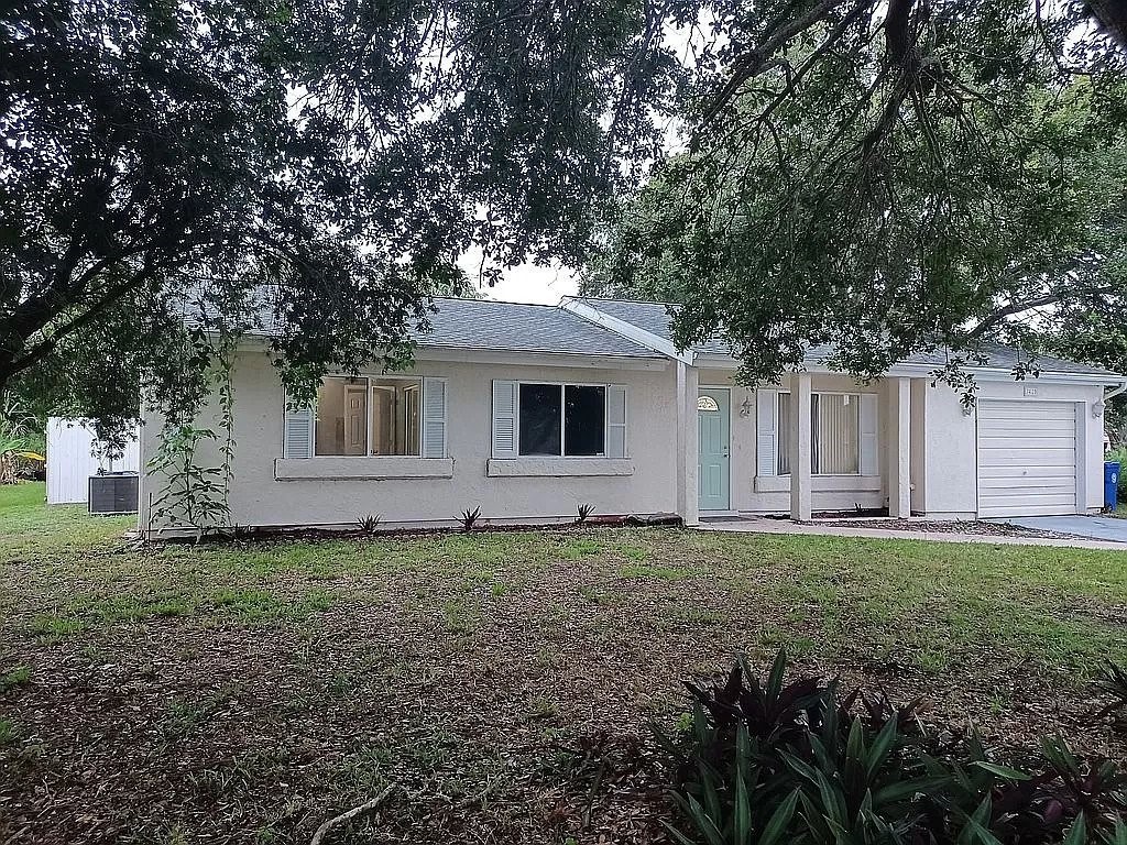2425 6th Road Southwest Vero Beach, FL 32962 - Photo 2 of 22 Gallery Image 2