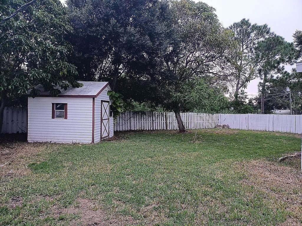 2425 6th Road Southwest Vero Beach, FL 32962 - Photo 3 of 22 Gallery Image 3