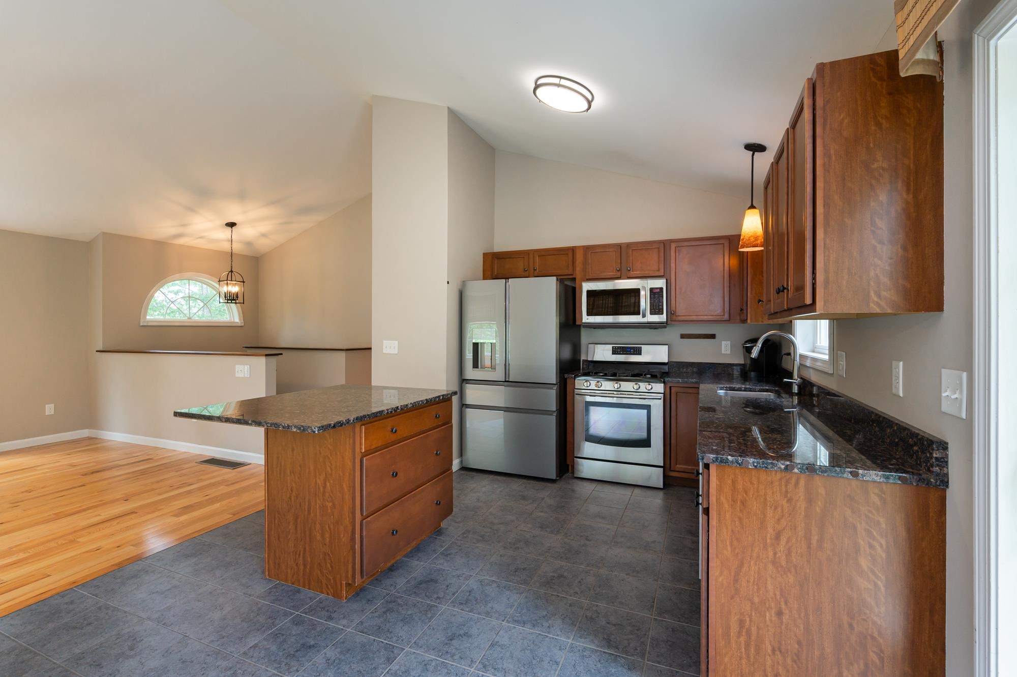 1118 Bodwell Road Manchester, NH 03109 - Photo 2 of 33 Gallery Image 2
