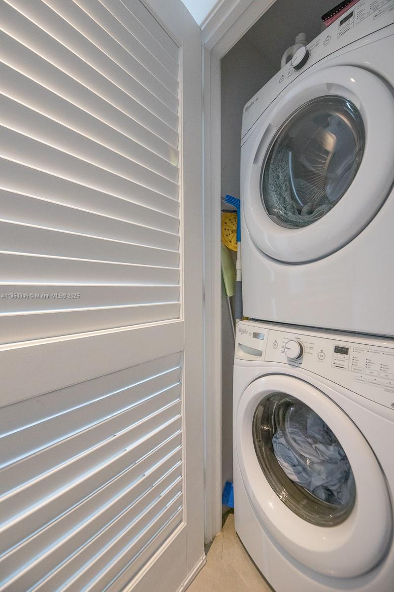 88 Southwest 7th Street, Unit 2312 Miami, FL 33130 - Photo 21 of 34 a utility room with dryer and washer