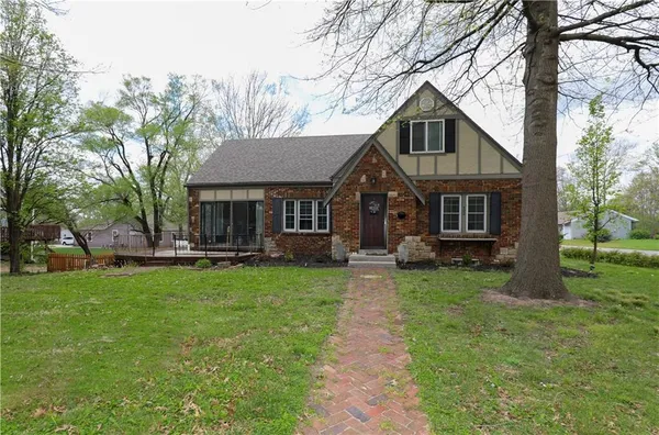 $330,000 | 402 South Doyle Street, Louisburg, KS 66053