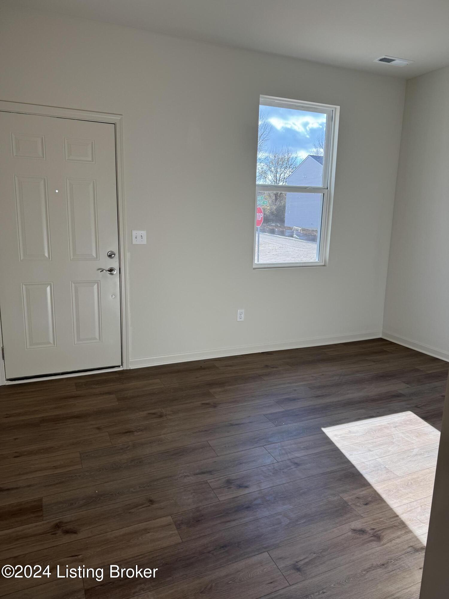 8401 Fairmount Road Louisville, KY 40291 - Photo 2 of 9 IMG_9725