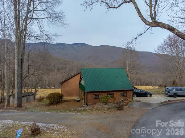 $590,000 | 262 Sams Trail, Waynesville, NC 28786