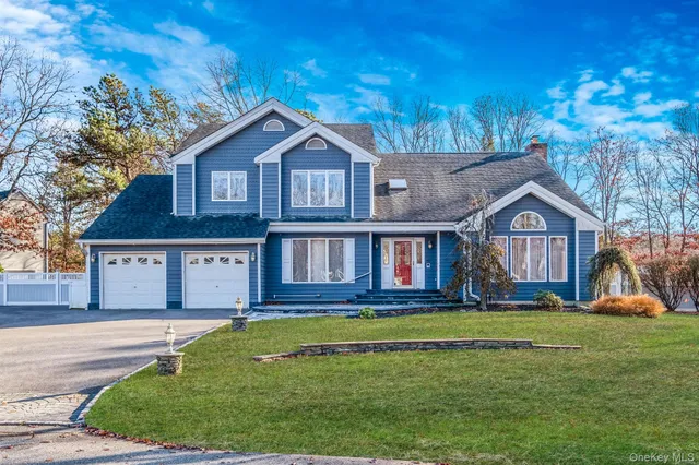 $949,999 | 10 Cori Lane, Bohemia, NY 11716