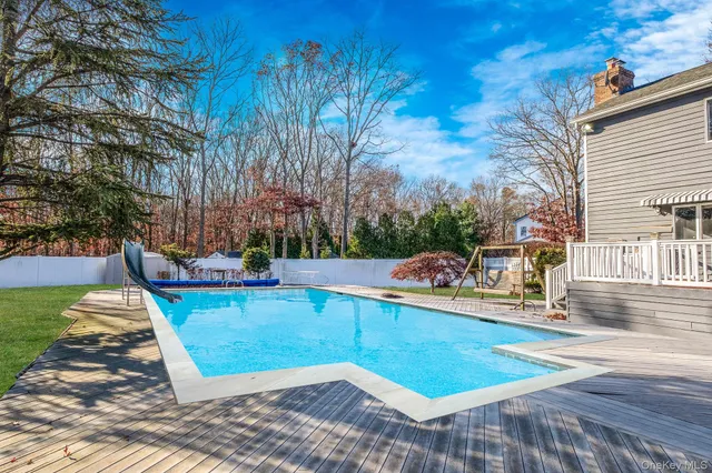 $949,999 | 10 Cori Lane, Bohemia, NY 11716