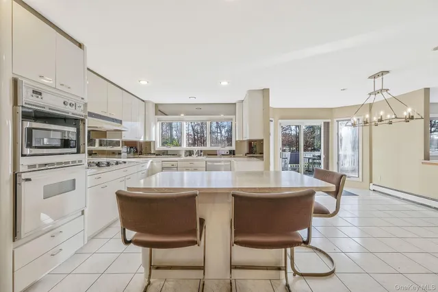 $949,999 | 10 Cori Lane, Bohemia, NY 11716