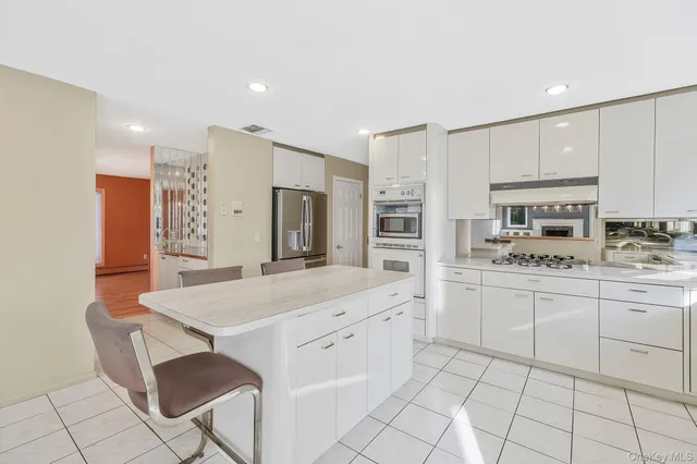 $949,999 | 10 Cori Lane, Bohemia, NY 11716