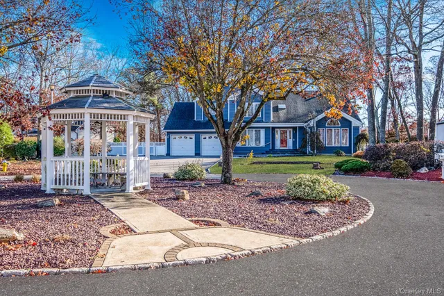 $949,999 | 10 Cori Lane, Bohemia, NY 11716