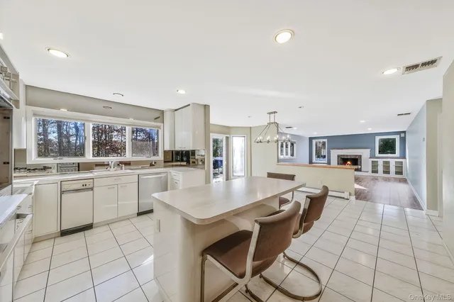 $949,999 | 10 Cori Lane, Bohemia, NY 11716