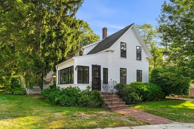 a view of a house with yard and plants