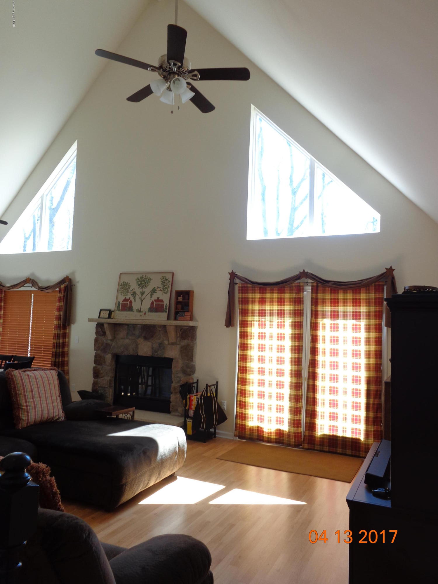 15 Algonkin Road Jim Thorpe, PA 18229 - Photo 27 of 53 Living rm