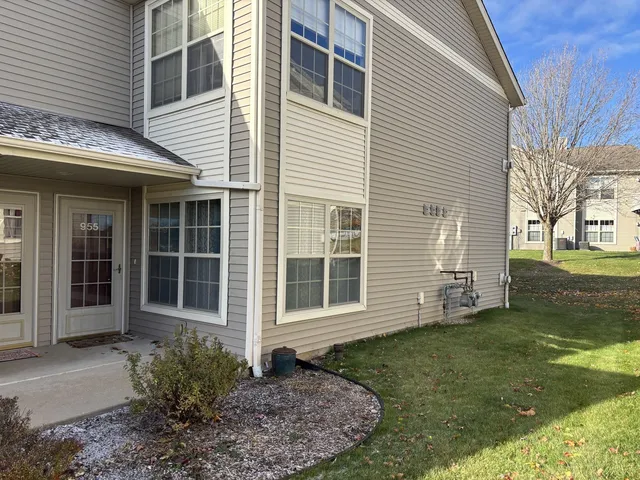 $1,700 | 955 Buckingham Drive, Unit 955, Sycamore, IL 60178