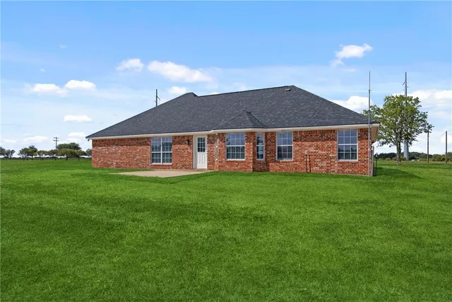 a view of a house with a backyard