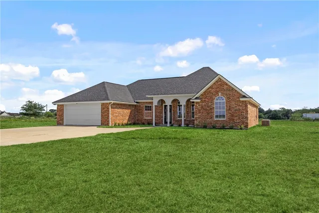 a view of a yard in front of house