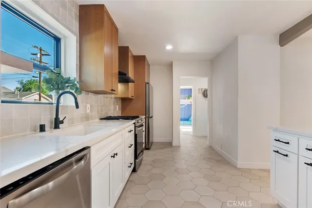 $1,295,000 | 6554 Colbath Avenue, Valley Glen, CA 91401