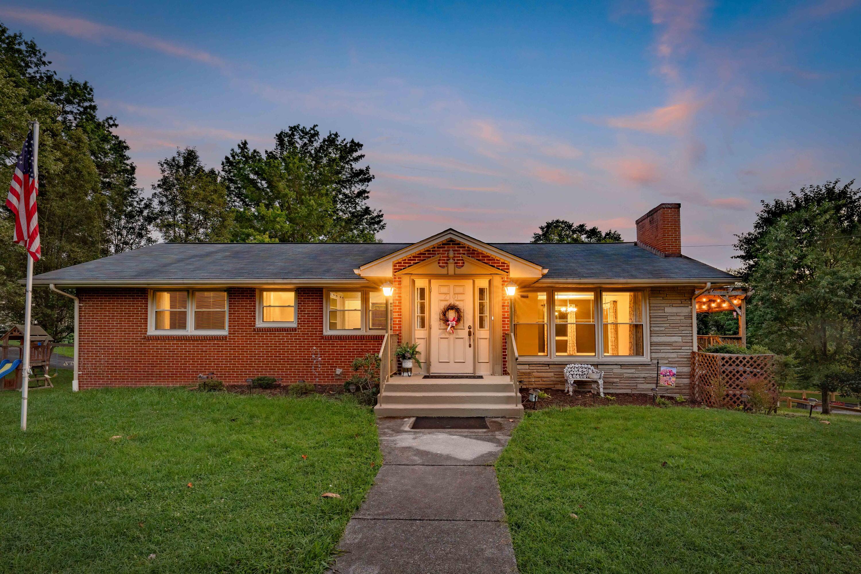 2101 Heatherly Road Kingsport, TN 37660 - Photo 1 of 73 2032 Canterbury Road (2 of 73)
