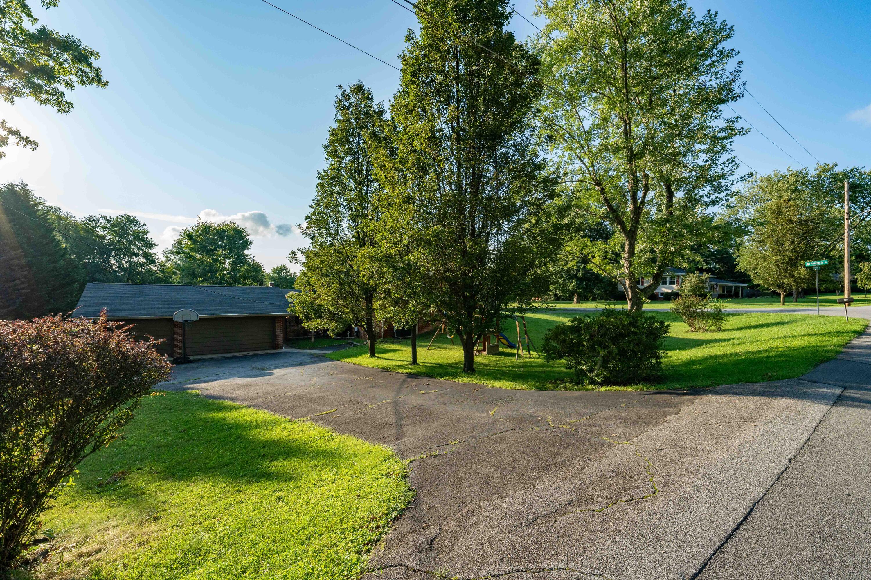 2101 Heatherly Road Kingsport, TN 37660 - Photo 68 of 73 2032 Canterbury Road (36 of 73)