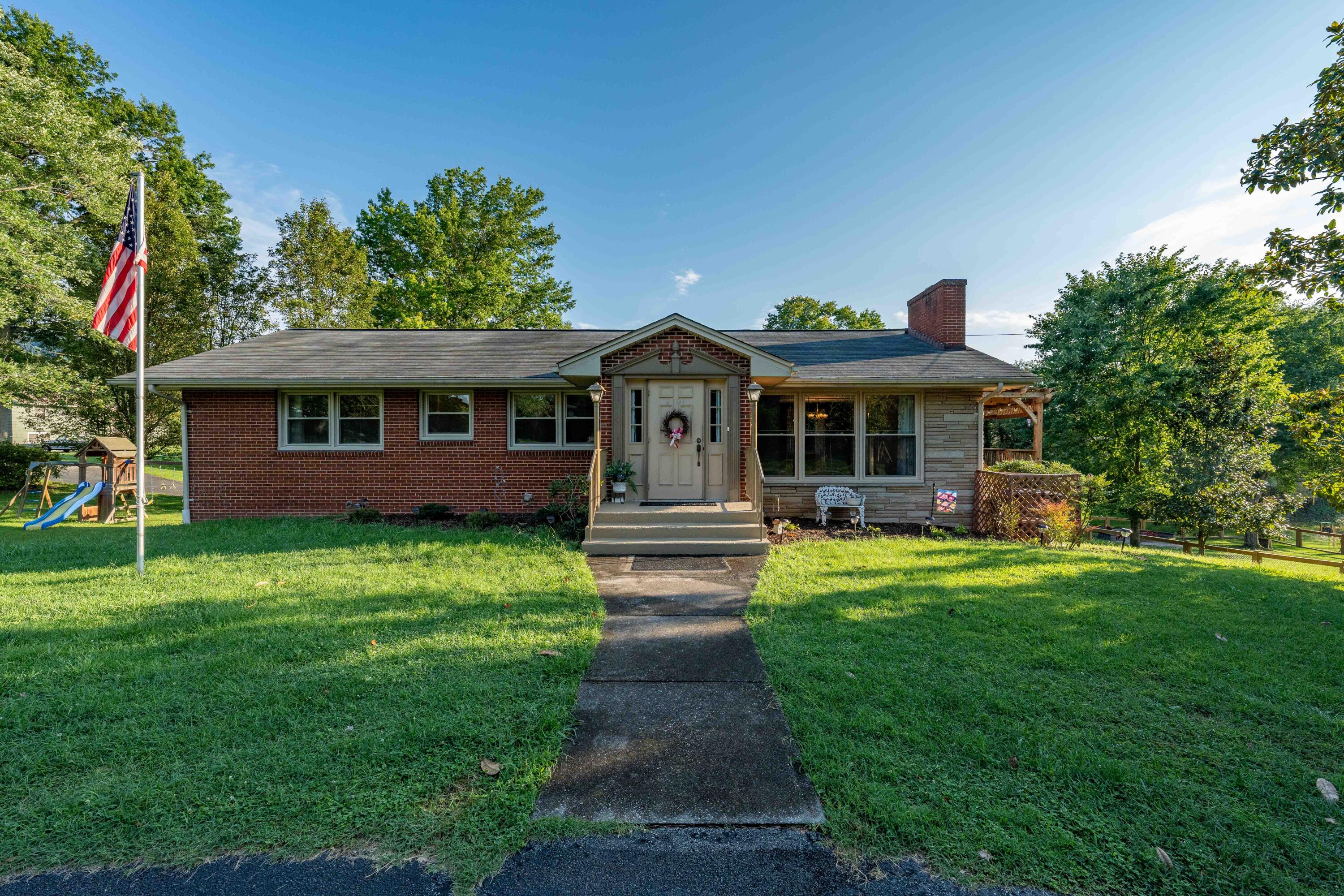 2101 Heatherly Road Kingsport, TN 37660 - Photo 8 of 73 2032 Canterbury Road (8 of 73)