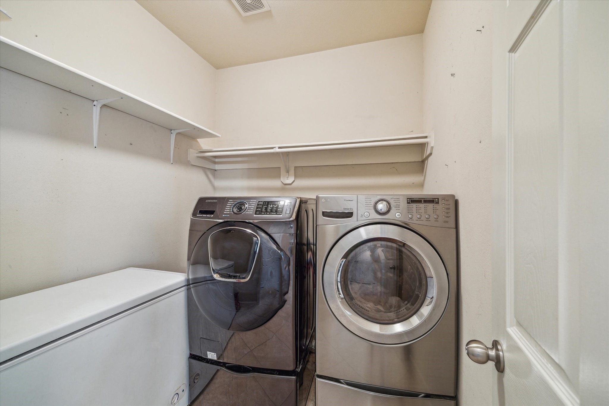 15907 Chart House Court Houston, TX 77044 - Photo 25 of 28 a utility room with dryer and washer