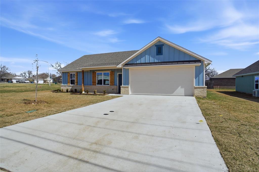 307 Railroad Avenue Sanger, TX 76266 - Photo 3 of 25