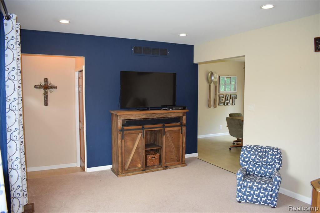 803 North Road Fenton, MI 48430 - Photo 9 of 24