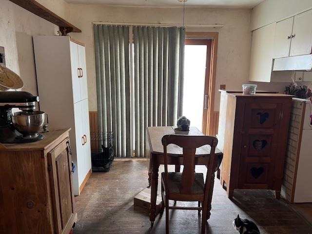 2585 South Van Brocklyn Road Freeport, IL 61032 - Photo 2 of 7 a dining room with furniture and window