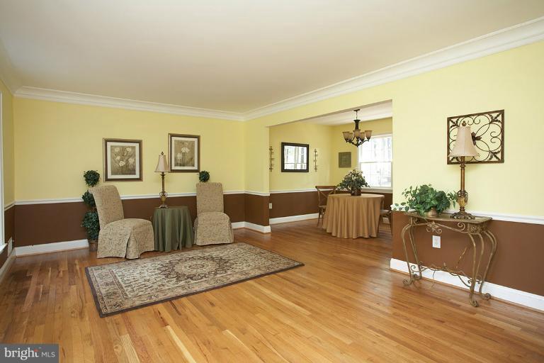 2212 Kings House Road Silver Spring, MD 20905 - Photo 23 of 30 Living Room