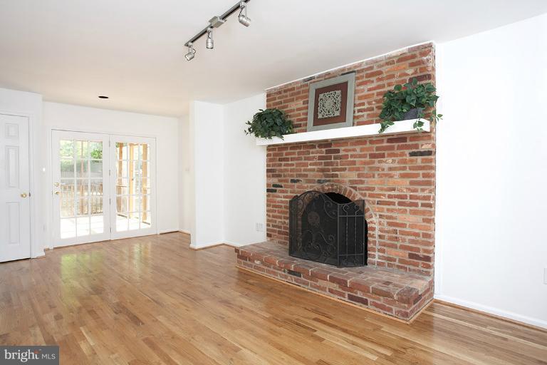 2212 Kings House Road Silver Spring, MD 20905 - Photo 8 of 30 Family Room