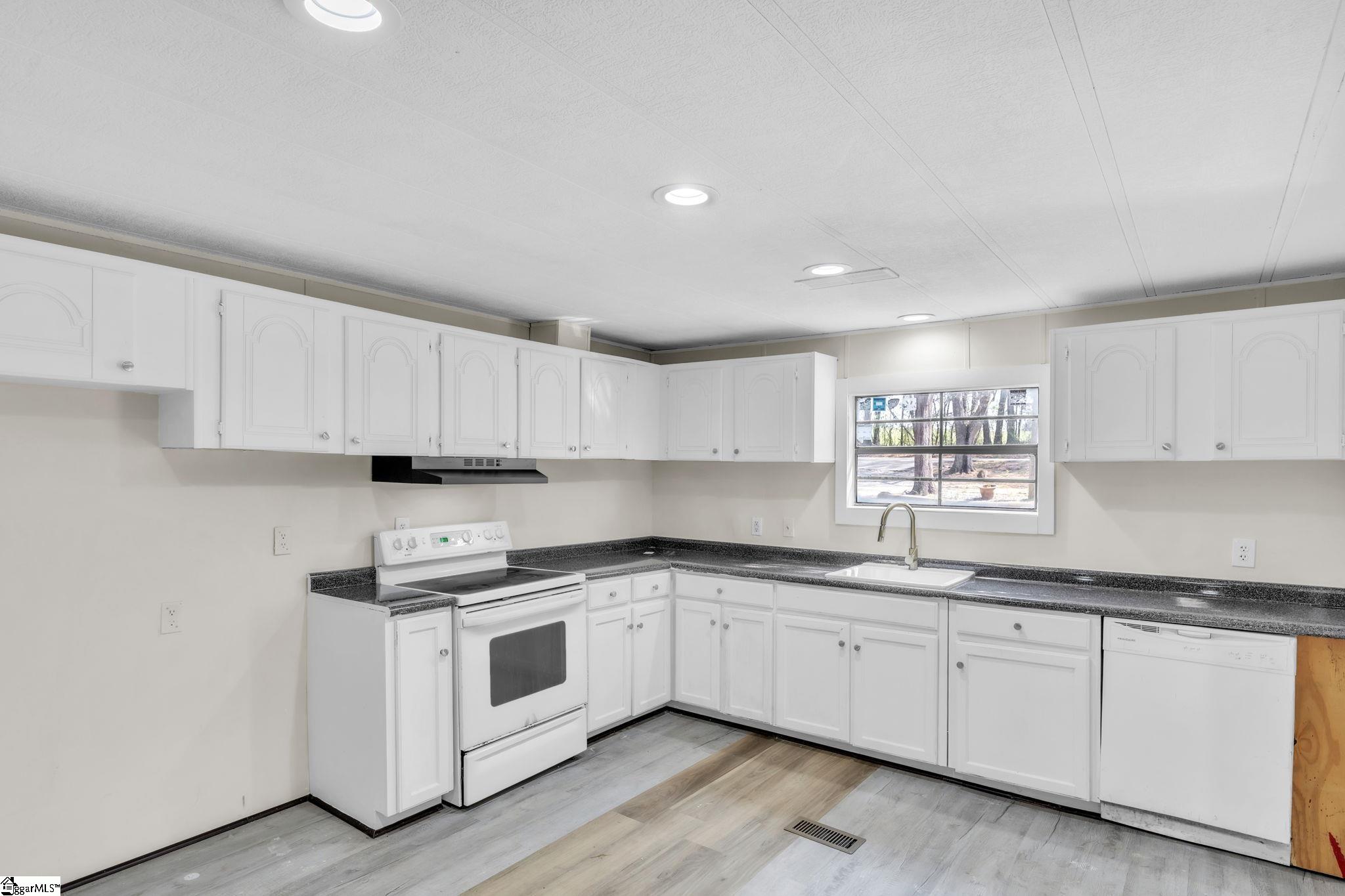 105 Dyar Drive Anderson, SC 29621 - Photo 2 of 32