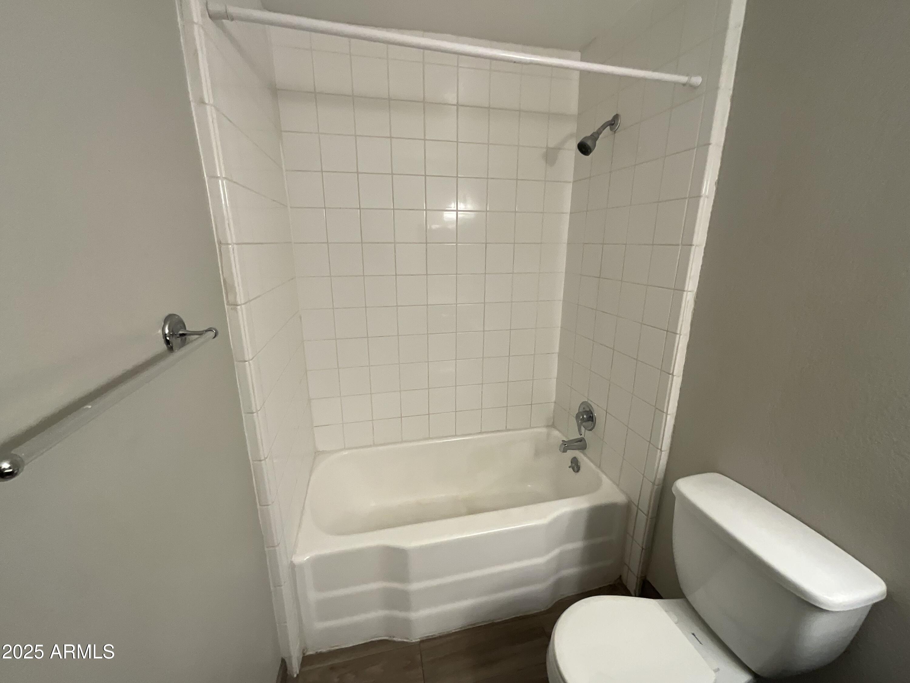 810 East Colter Street, Unit 11 Phoenix, AZ 85014 - Photo 6 of 17 a bathroom with a toilet and bathtub