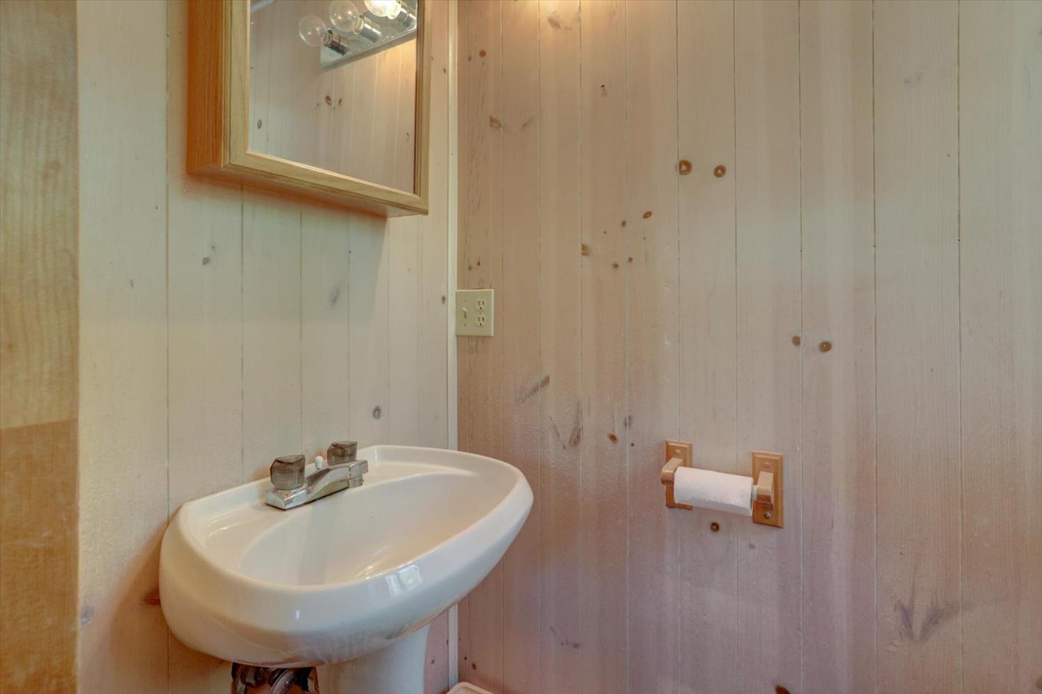 19455 Hogback Road Nevada City, CA 95959 - Photo 41 of 87 a bathroom with a sink and a mirror