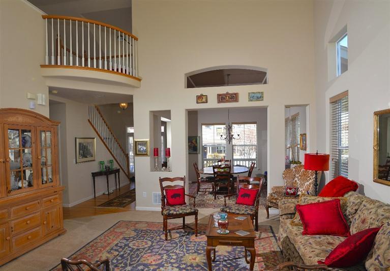 30 Eagle Ranch Road Eagle, CO 81631 - Photo 7 of 25 Living area with vaulted ceilings