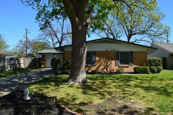 a view of a house with backyard