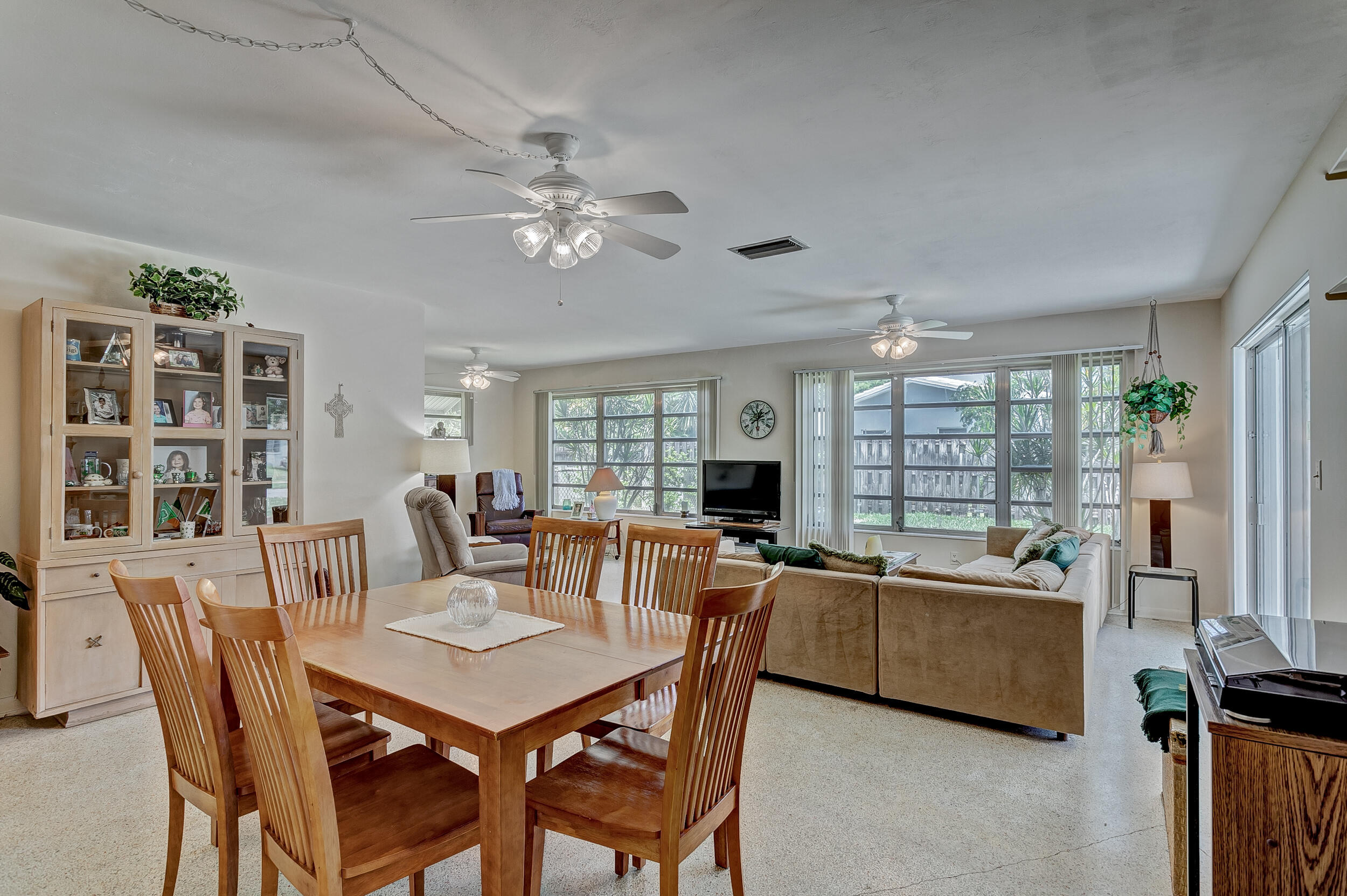 501 Inlet Road North Palm Beach, FL 33408 - Photo 8 of 58 a view of a dining room with furniture and a livingroom