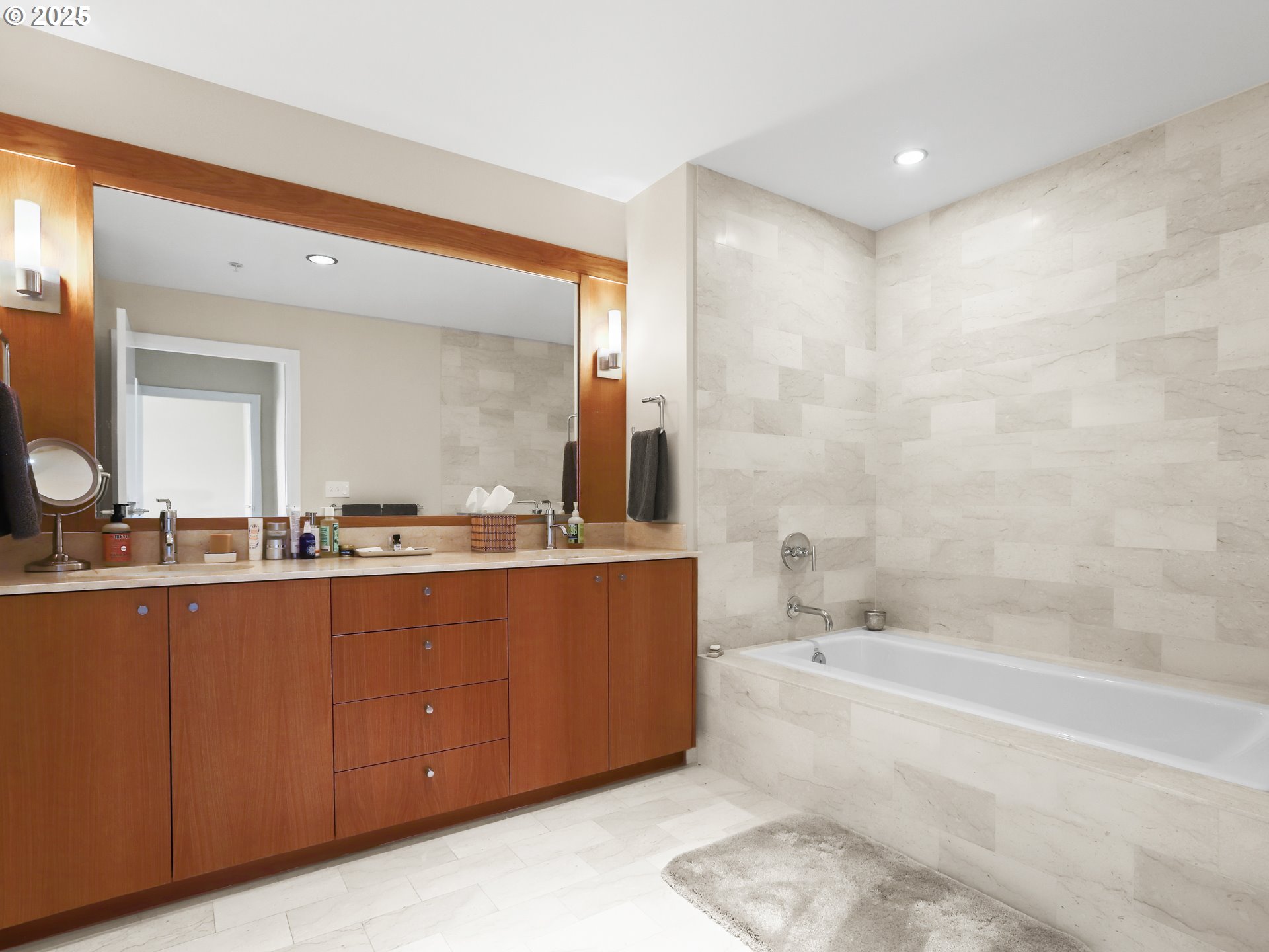 2351 Northwest Westover Road, Unit 1002 Portland, OR 97210 - Photo 32 of 48 Gallery Image 32