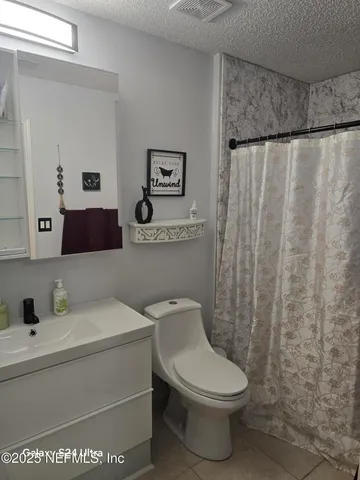 a view of a back yard