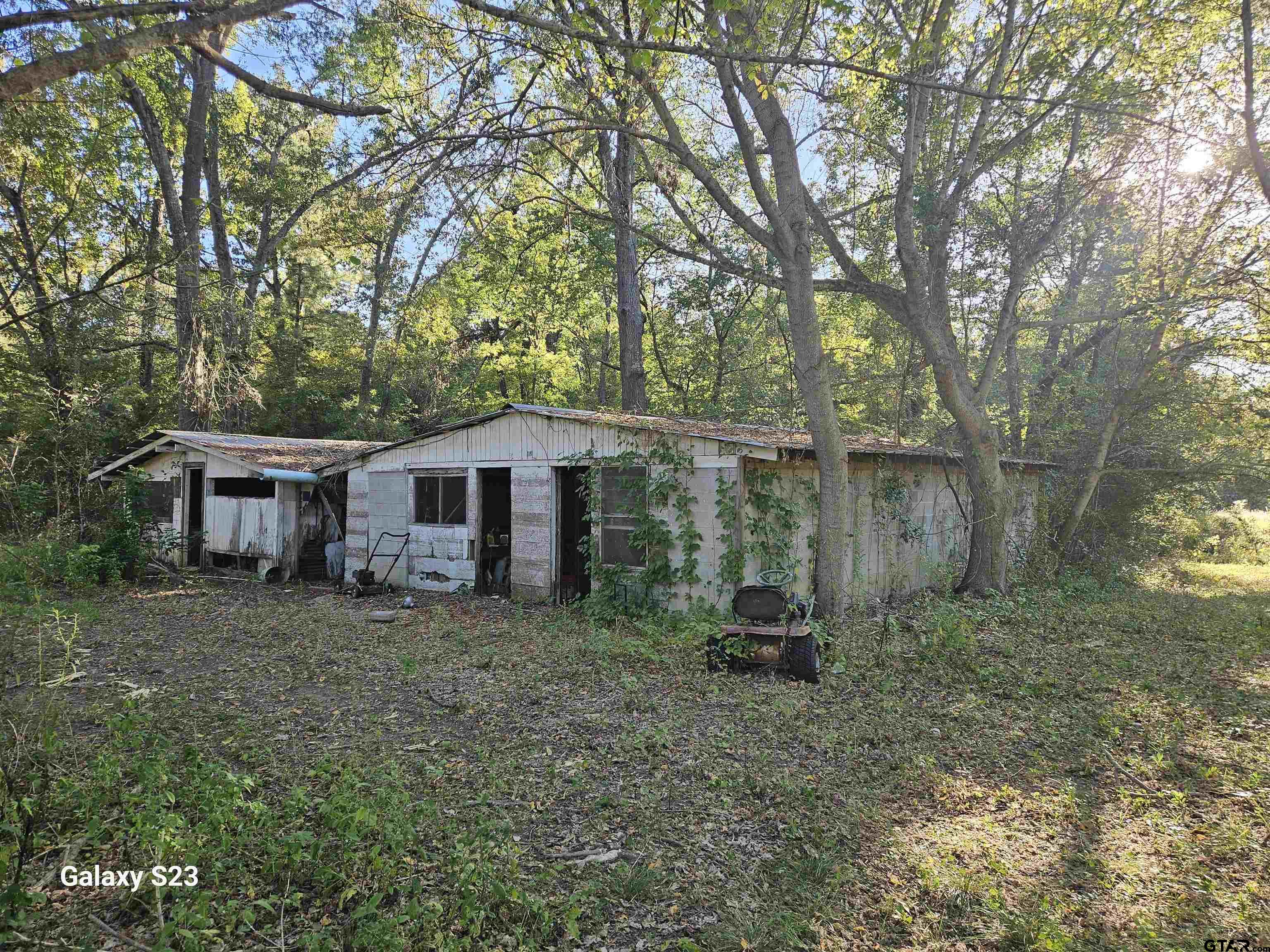 15830 Shady Creek Road Tyler, TX 75705 - Photo 25 of 32 a backyard of a house with table and chairs