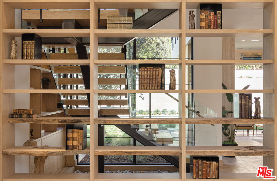 16036 Woodvale Road Encino, CA 91436 - Photo 16 of 54