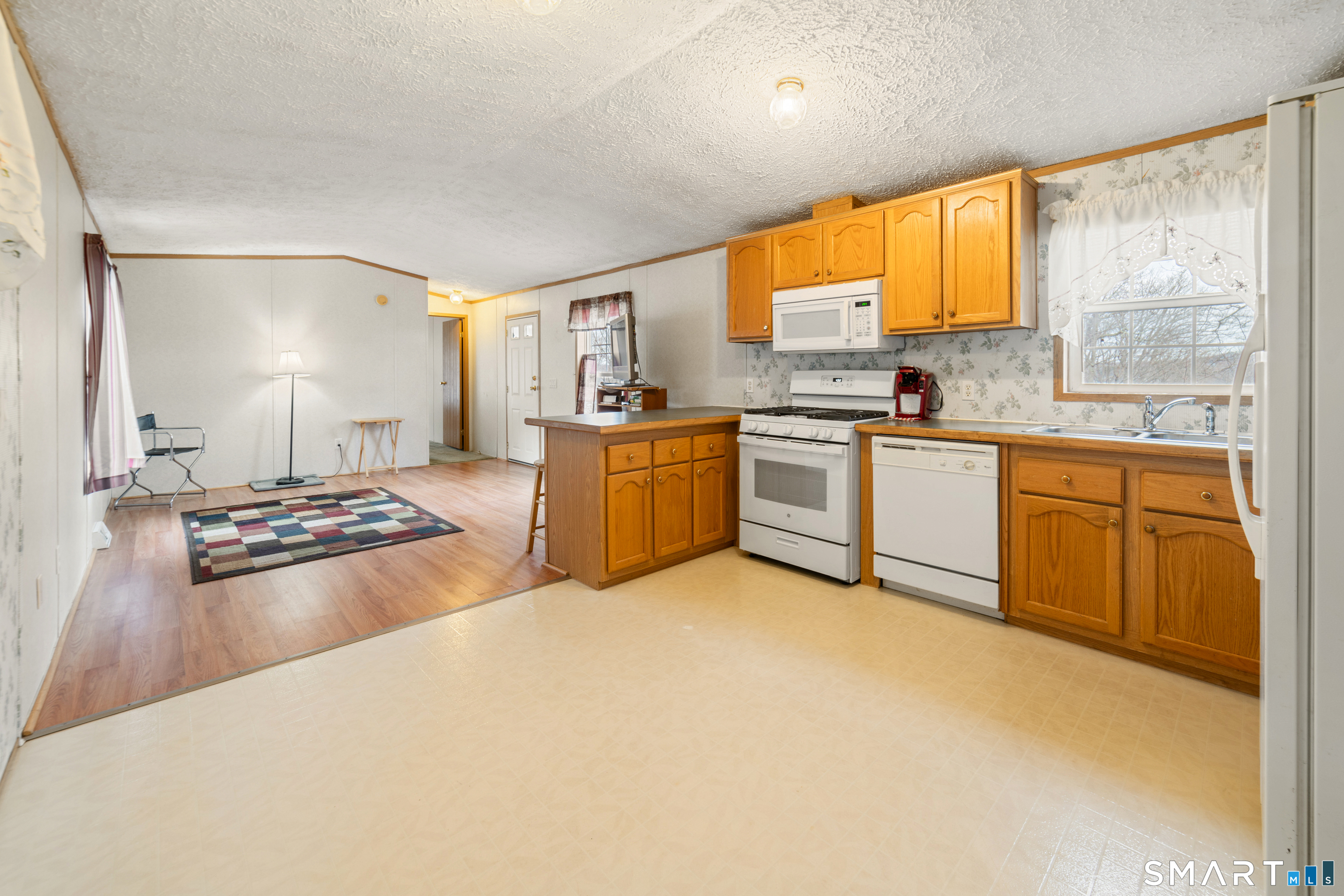 55 Mountainview Road East Hampton, CT 06424 - Photo 3 of 31