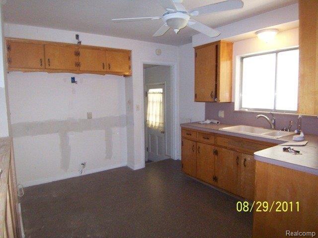 1376 Eason Road Waterford, MI 48328 - Photo 6 of 8 KItchen
