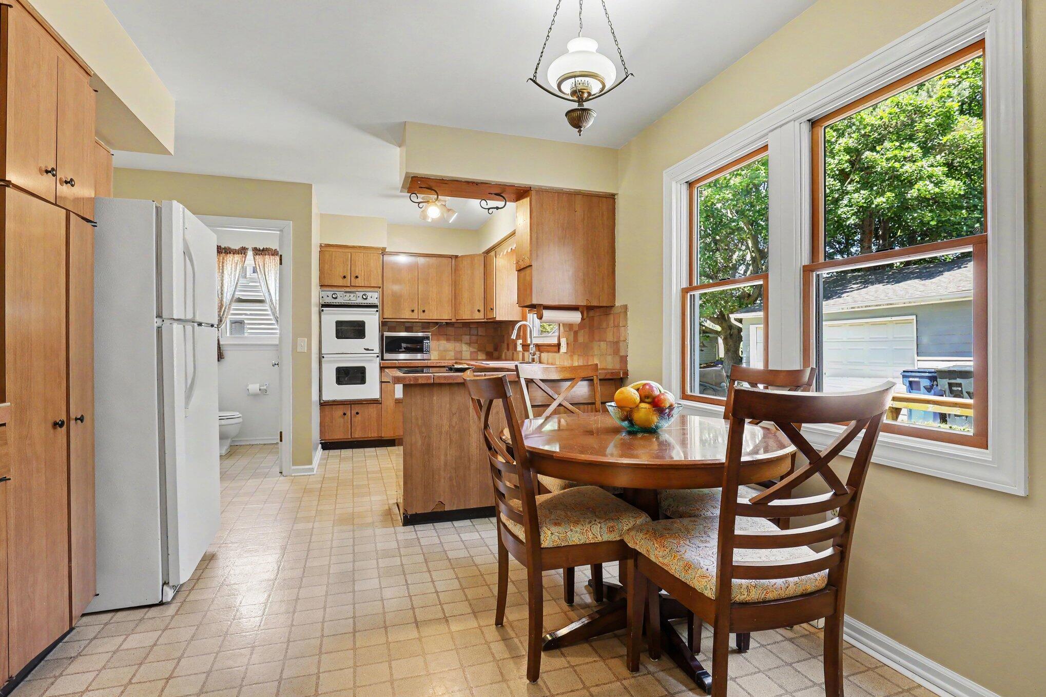 1653 Ridgeview Street Southeast Grand Rapids, MI 49506 - Photo 10 of 30 010_file_3076