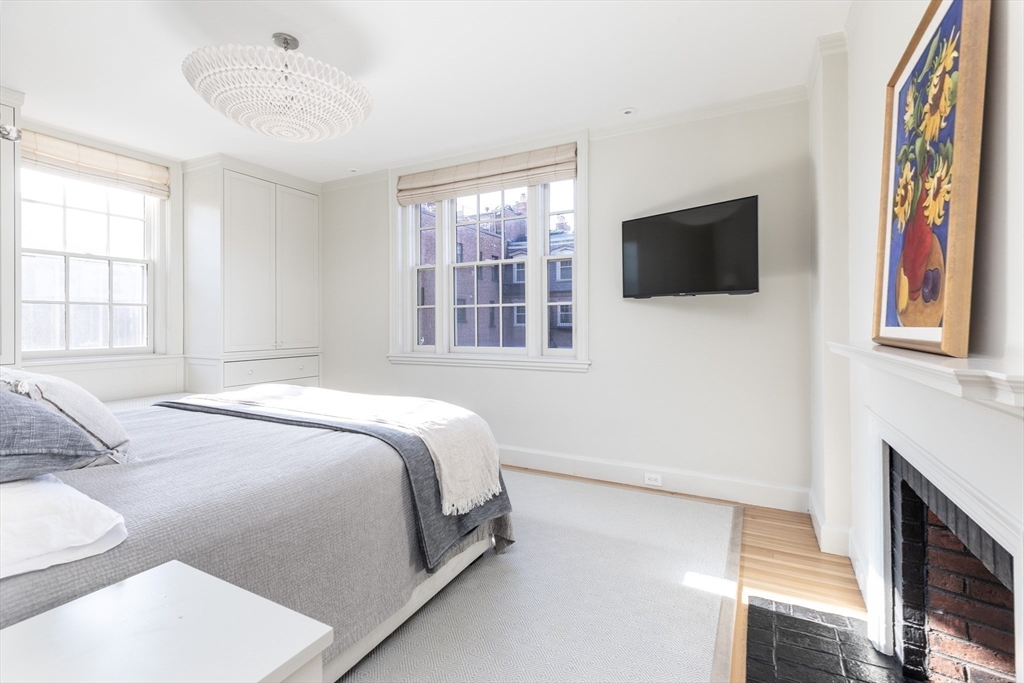 62 Beacon Street, Unit 3 Boston, MA 02108 - Photo 16 of 25 a bedroom with a bed and a flat screen tv