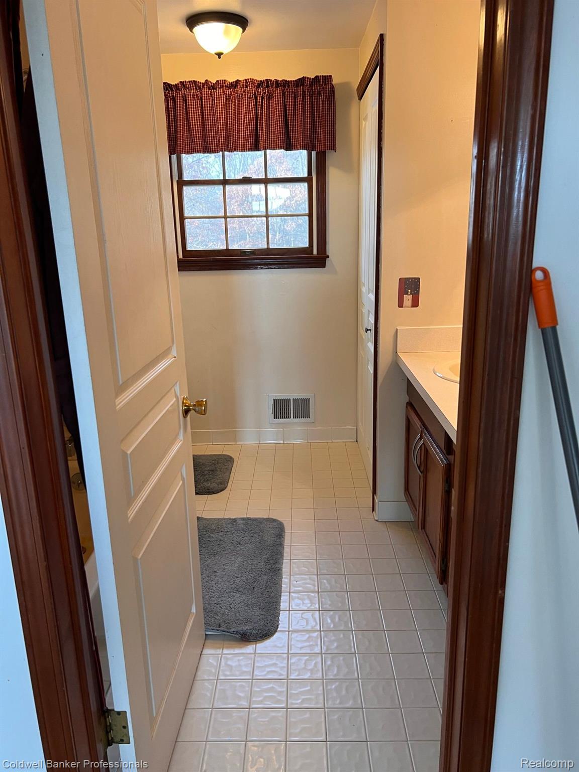 2215 East Burnside Road North Branch, MI 48461 - Photo 14 of 33 Upstairs Full Bath