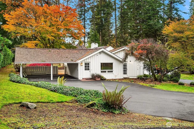 a view of a house with backyard and sitting area